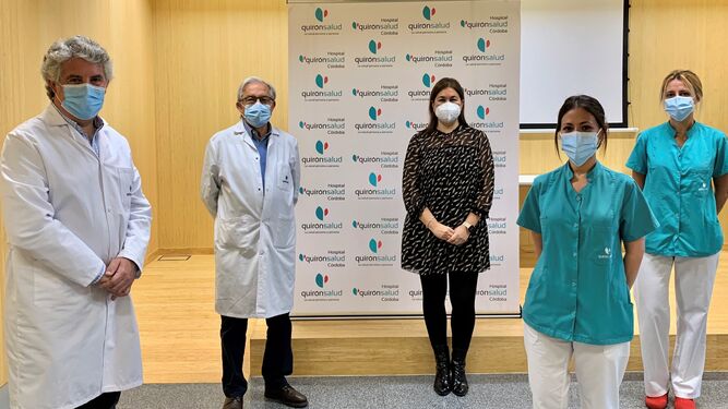 Los doctores Palomares y Gómez Vázquez junto a Claudia Medina, y dos enfermeras del hospital.