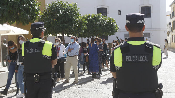Dos policías locales en la zona del Alcázar Viejo.