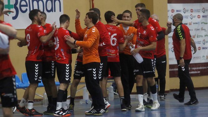 Los jugadores del Cajasur Córdoba BM se saludan antes de un encuentro en Fátima.