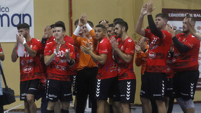 Los jugadores del Córdoba BM celebran el triunfo.
