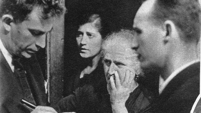 Manuel Chaves Nogales entrevistando a testigos presenciales de la revolución de Asturias en octubre de 1934.
