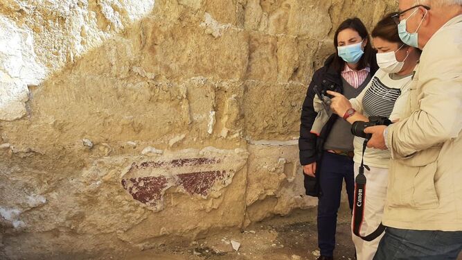 Cristina Casanueva visita la actuación de urgencia en los revestimientos murales de Medina Azahara.