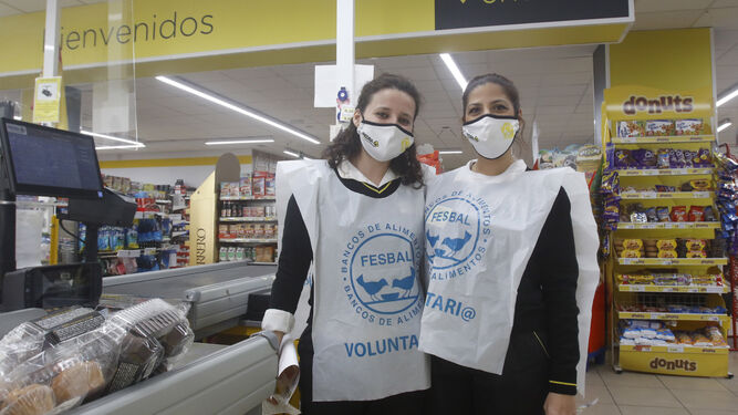 Dos trabajadoras de un supermercado en la Gran Recogida del Banco de Alimentos de Córdoba