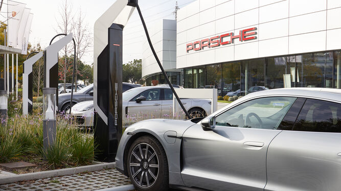 Porsche inaugura una estación de carga con seis turbocargadores de 350 kW