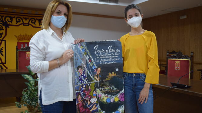 La delegada de Feria y Fiestas Populares, Toñi Trujillo, junto a la autora del cartel, Rafaela Morales.