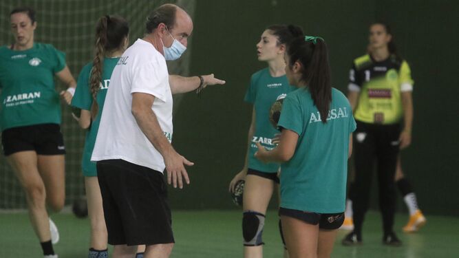Rafa Moreno habla con una de sus jugadoras en un entrenamiento.