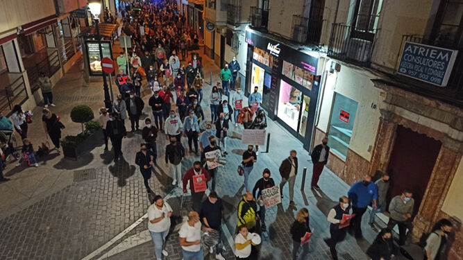 Asistentes a la manifestación de la hostelería de Lucena, al paso por la calle Juan Valera.