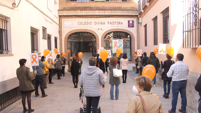 Concentración en la entrada del Colegio Divina Pastora.