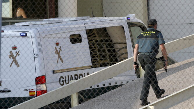 Un furgón de la Guardia Civil a su llegada a la cárcel de Soto de Real, donde se encontraba Carlos García Juliá.