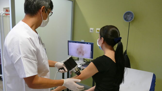 El doctor Antonio Tejera durante una revisión en la consulta de oncología cutánea