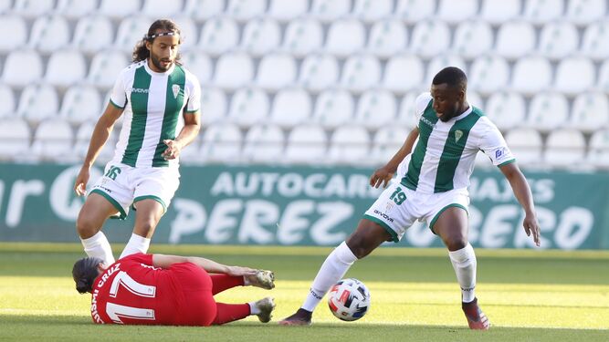 Djak Traoré recupera un balón en pugna con Luismi Cruz, del Sevilla Atlético.