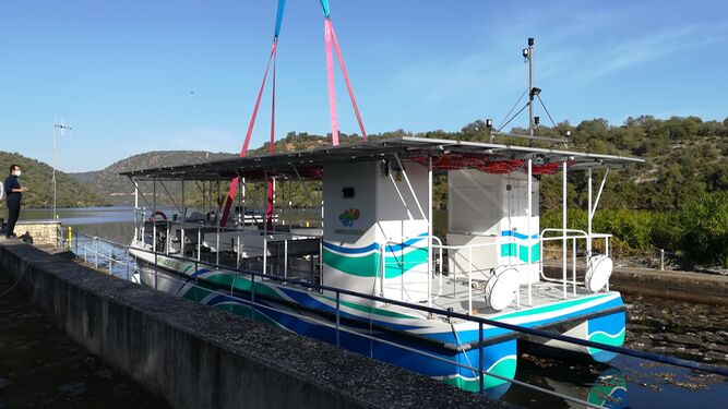 La llegada del nuevo barco solar a Hornachuelos, en fotograf&iacute;as