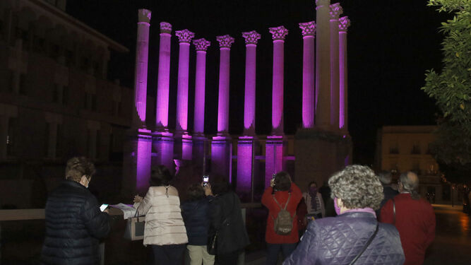 Templo Romano iluminado de morado por el 25-N.