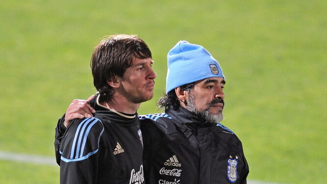 Maradona, junto a un joven Messi, en su etapa como seleccionador.