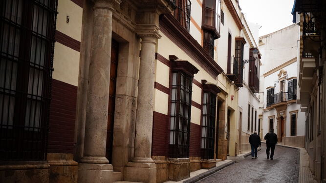 Dos personas caminan por una de las calles de Aguilar de la Frontera.