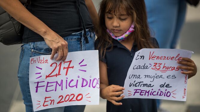 Una niña participa en una protesta contra la violencia machista en Caracas.