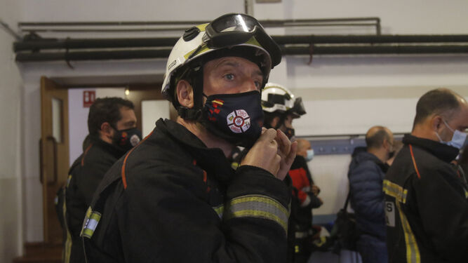 El entrenamiento de los bomberos para rescates en autobuses, en fotos