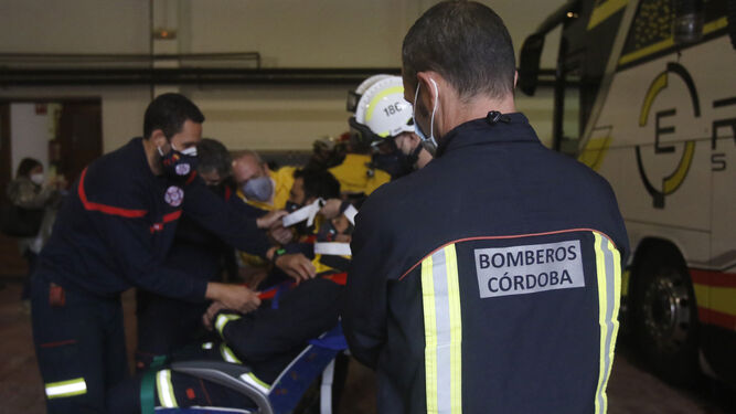 El entrenamiento de los bomberos para rescates en autobuses, en fotos
