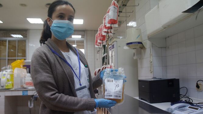 Una profesional del CTTC muestra una bolsa de plasma.