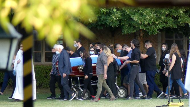 El cortejo fúnebre con el cuerpo de Maradona, camino del entierro