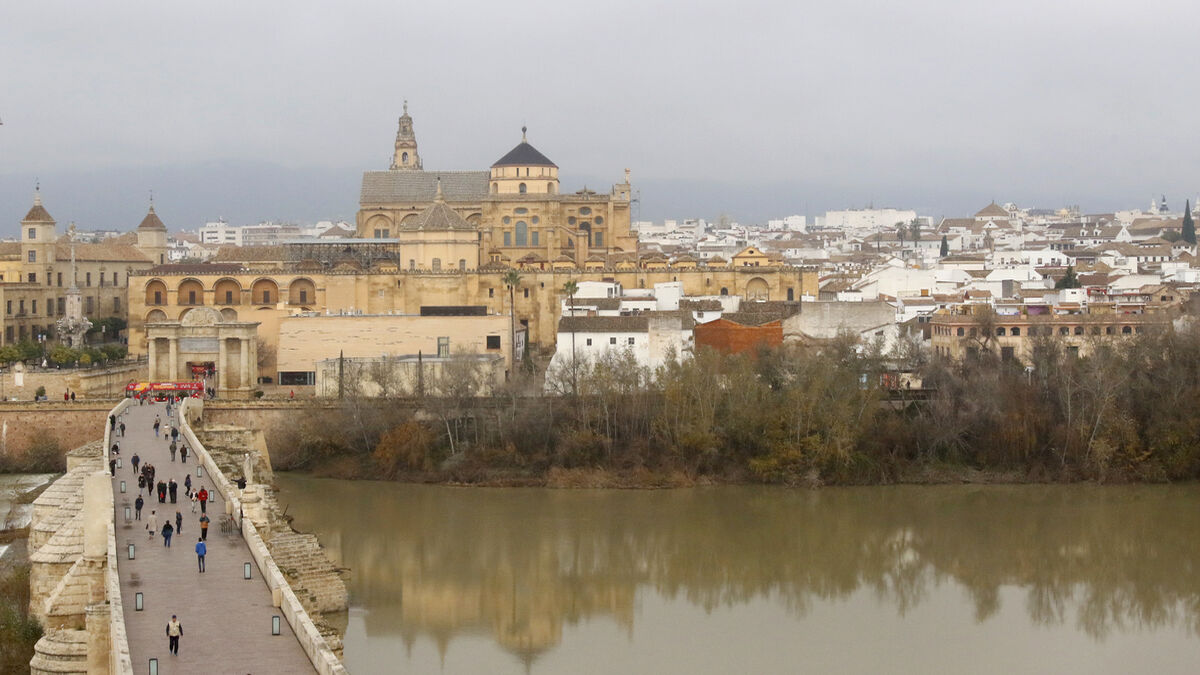 Puente romano de Córdoba, con la Mezquita-Catedral al fondo.