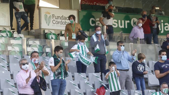 Aficionados del Córdoba, en la grada de El Arcángel durante el partido inaugural ante el Lorca Deportiva.