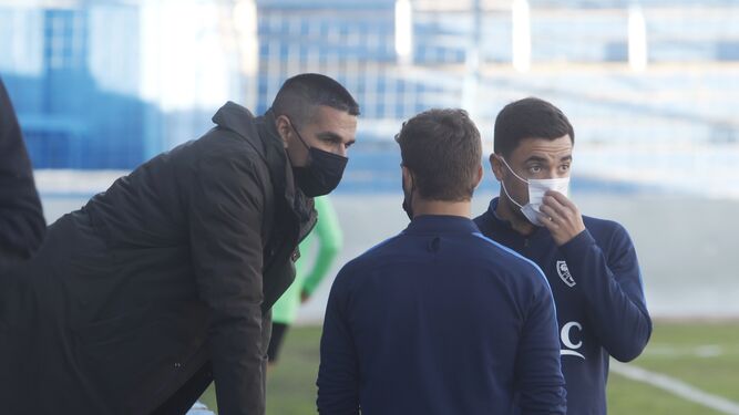 El director deportivo, Juanito, dialoga con dos integrantes del Linares antes del partido del domingo.