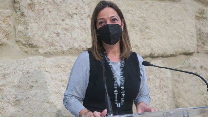 Isabel Ambrosio, durante la rueda de prensa en el Ayuntamiento.