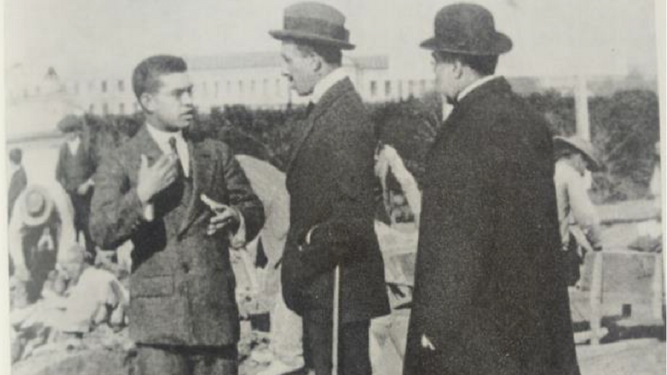Alfonso XIII visita en 1914 las obras de las Casas Baratas junto al marqués de la Vega-Inclán y el arquitecto Vicente Traver.