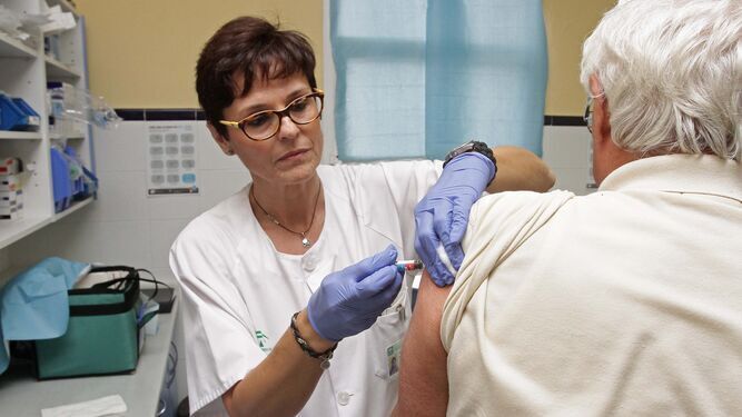 Una enfermera pone una vacuna a un paciente