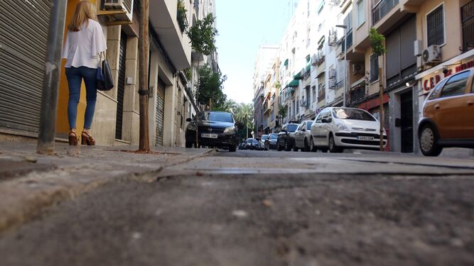 Desperfectos en el firme de una calle de Córdoba.