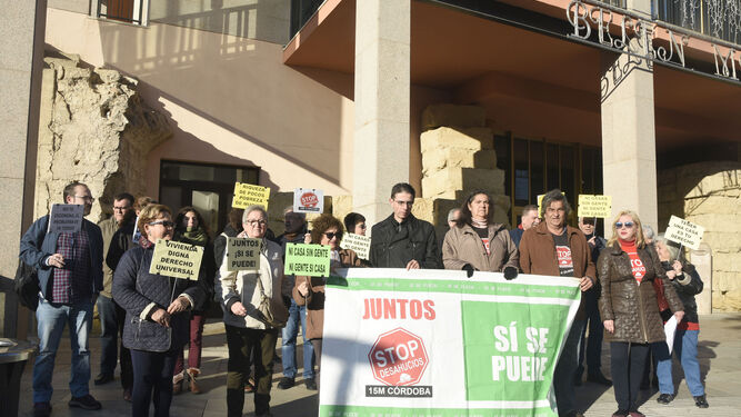 Manifestación en contra de los desahucios en el Ayuntamiento de Córdoba.
