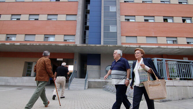 Residentes de los apartamentos para mayores en Sama Naharro antes de la pandemia.