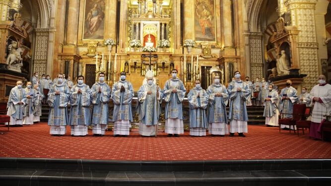 El obispo de Córdoba, en el centro, junto a los nuevos diáconos de la Diócesis.