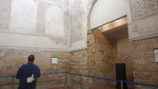 Un visitante, en el interior de la Sinagoga.