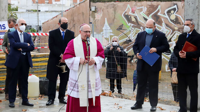El Obispo de Huelva, Santiago G&oacute;mez, coloca la primera piedra de la nueva parroquia de Cristo Sacerdote, en im&aacute;genes