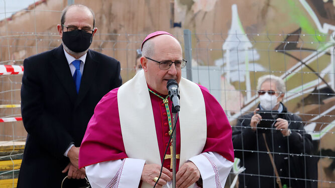 El Obispo de Huelva, Santiago G&oacute;mez, coloca la primera piedra de la nueva parroquia de Cristo Sacerdote, en im&aacute;genes
