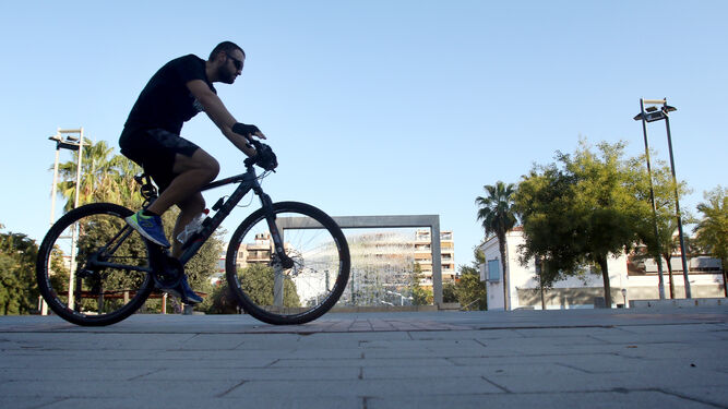 Un ciclista pedalea por el Plan Renfe en Córdoba antes de la pandemia.