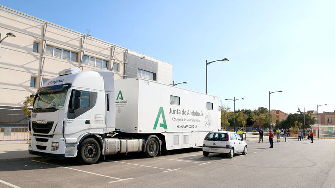Uno de los ocho camiones covid que la Junta de Andalucía ha dispuesto para las pruebas.