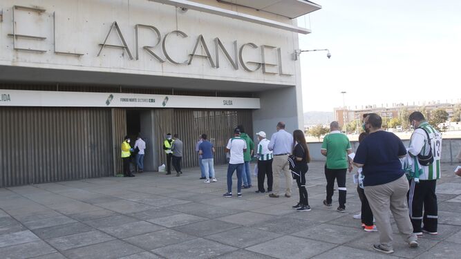 Aficionados blanquiverdes acceden a El Arcángel en el duelo ante el Lorca Deportiva.