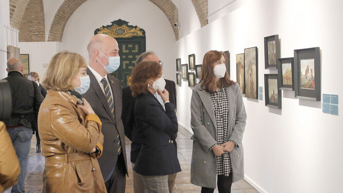 Representantes institucionales durante la visita a la exposición.