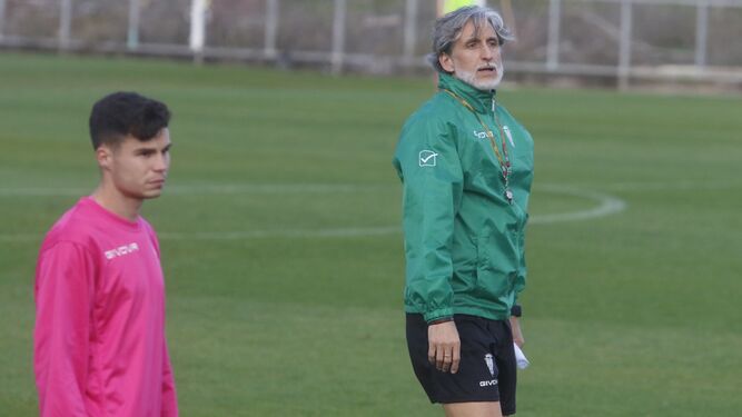 Pablo Alfaro sigue el entrenamiento de su equipo, con Luismi al lado.