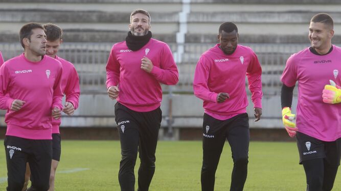 Los jugadores del Córdoba calientan en un entrenamiento.