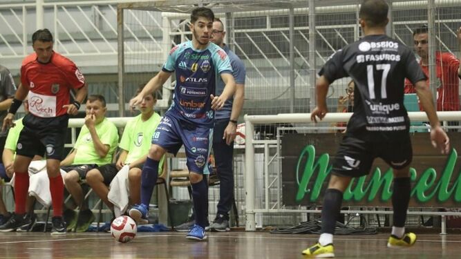 Lucas Perin, en un encuentro con el Futsal Pato.