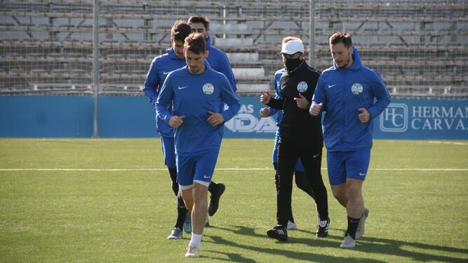 Varios jugadores del Ciudad de Lucena realizan carrera continua antes de un entrenamiento.