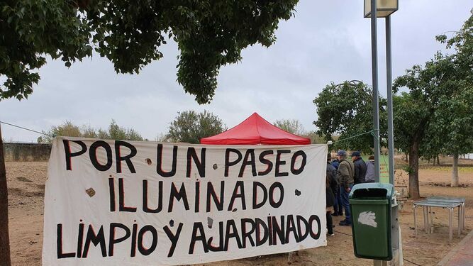 Cartel de protesta en la acera de San Julián.
