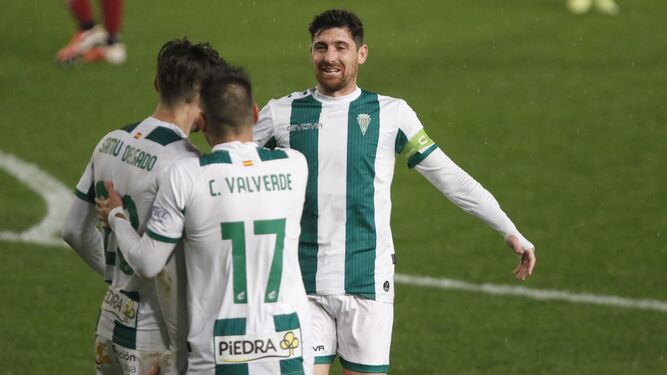 Javi Flores corre a abrazar a Samu Delgado y Valverde tras el gol del pase copero ante el Albacete.