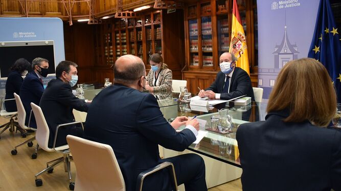 El ministro de Justicia, Juan Carlos Campo (2d), durante su reunión con las asociaciones judiciales este viernes.
