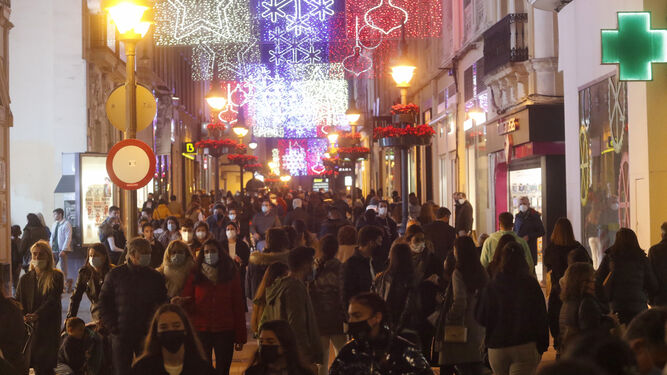 Personas caminan por el centro de Córdoba.