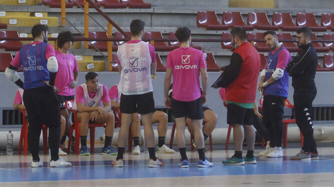 Josan González se dirige a sus jugadores en el arranque de un entrenamiento en Vista Alegre.